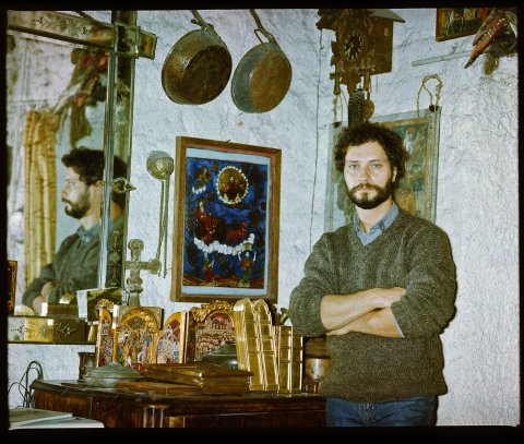 Arhitect Radu Ștefănescu în atelierul pictorului George Ștefănescu, în incinta muzeului Gheorghe Tăttărescu