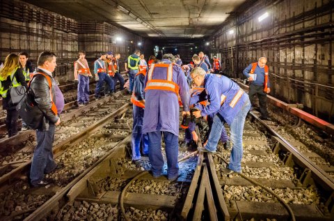 Lucrari la un macaz, in tunel langa Piata Unirii - Metrou Bucuresti