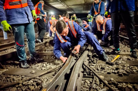 Lucrari la un macaz, in tunel langa Piata Unirii - Metrou Bucuresti