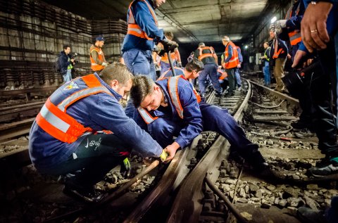 Lucrari la un macaz, in tunel langa Piata Unirii - Metrou Bucuresti