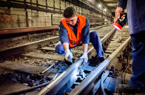 Lucrari la un macaz, in tunel langa Piata Unirii - Metrou Bucuresti