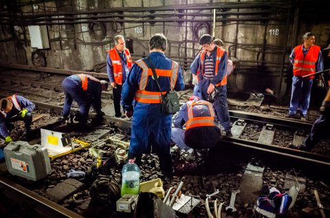 Lucrari la un macaz, in tunel langa Piata Unirii - Metrou Bucuresti