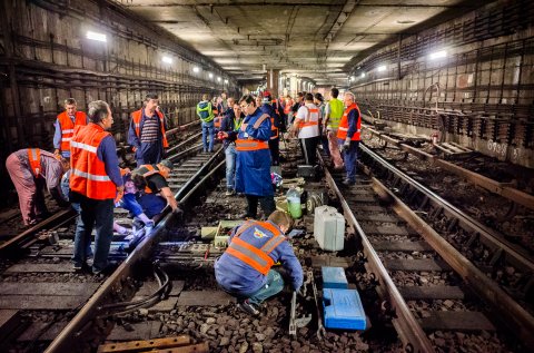 Lucrari la un macaz, in tunel langa Piata Unirii - Metrou Bucuresti