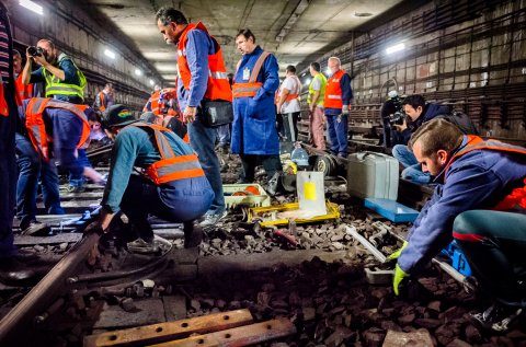 Lucrari la un macaz, in tunel langa Piata Unirii - Metrou Bucuresti