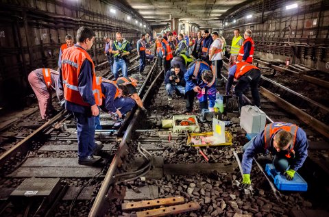 Lucrari la un macaz, in tunel langa Piata Unirii - Metrou Bucuresti