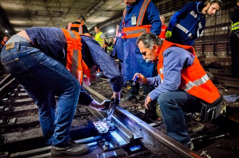 Lucrari la un macaz, in tunel langa Piata Unirii - Metrou Bucuresti