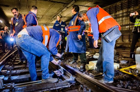 Lucrari la un macaz, in tunel langa Piata Unirii - Metrou Bucuresti