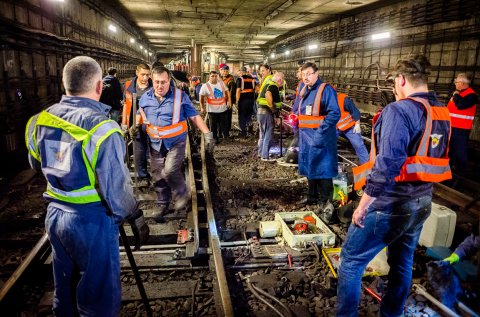 Lucrari la un macaz, in tunel langa Piata Unirii - Metrou Bucuresti