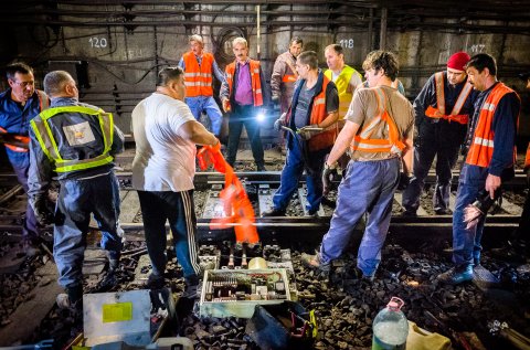 Lucrari la un macaz, in tunel langa Piata Unirii - Metrou Bucuresti