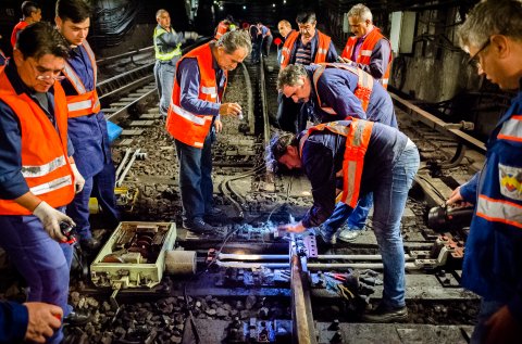 Lucrari la un macaz, in tunel langa Piata Unirii - Metrou Bucuresti