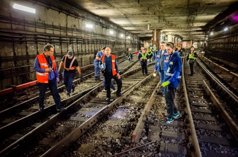 Lucrari la un macaz, in tunel langa Piata Unirii - Metrou Bucuresti