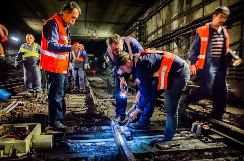 Lucrari la un macaz, in tunel langa Piata Unirii - Metrou Bucuresti