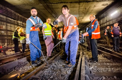 Lucrari la un macaz, in tunel langa Piata Unirii - Metrou Bucuresti