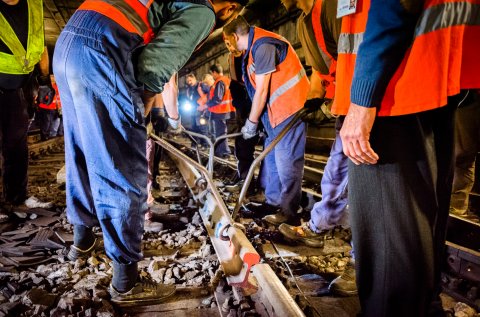 Lucrari la un macaz, in tunel langa Piata Unirii - Metrou Bucuresti