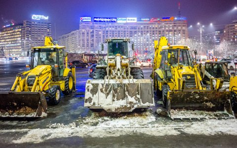 Utilaje pentru deszapezire - Piata Victoriei