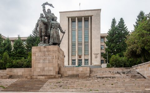Monumentul Eroilor Patriei - Universitatea Nationala de Aparare
