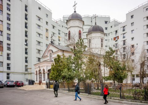 Biserica Cuibul cu Barza