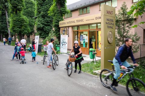 Biciclisti in parcul Carol