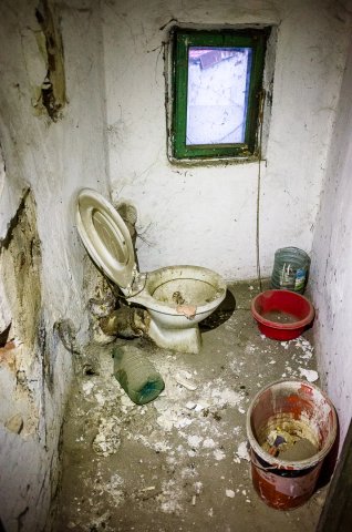 Toaleta - Casa abandonata - Femei pe Matasari
