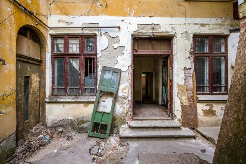 Casa abandonata - Femei pe Matasari 2016