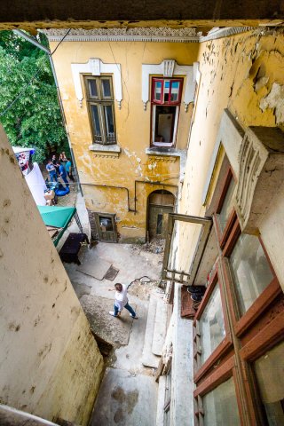 Casa abandonata - Femei pe Matasari 2016