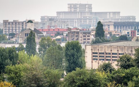 Privind spre Palatul Parlamentului din cladirea ISAF