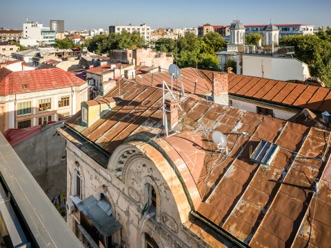 Privind spre Biserica Sfantul Gheorghe