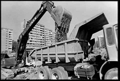 Lucrări la pasajul Obor cu excavator și basculantă.