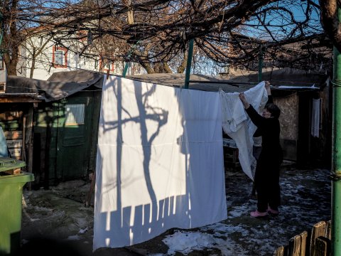 Pe strada Mimozei se întind rufele la uscat în curte