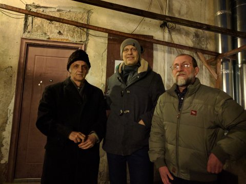 Emanuel Badescu, Radu Oltean, Dan Roșca pe terasa Geo bar din centrul vechi
