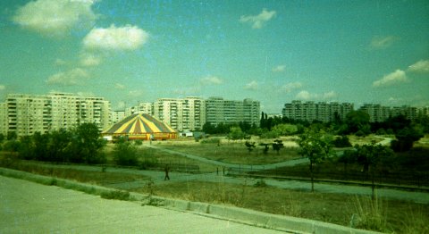 Cort de circ ambulant în parcul Crangași