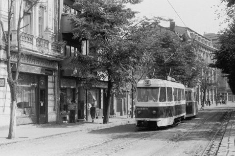 Tramvai linia 20 Splaiul Independenței 23.09.1979, în dreptul Palatului de Justiție cu atelierele de dactilografiat