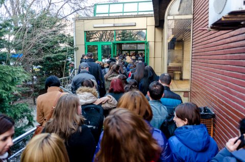 Coadă la intrarea în metrou stația Pipera