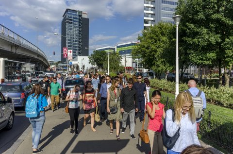 Atmosferă de vară cu corporatiști lângă metrou Aurel Vlaicu