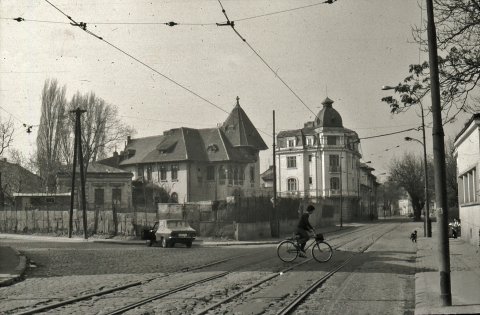 Calea Văcărești, în fața bisericii Dobroteasa