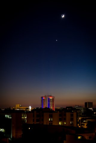 Luceafarul si Luna vegheaza Bucurestiul