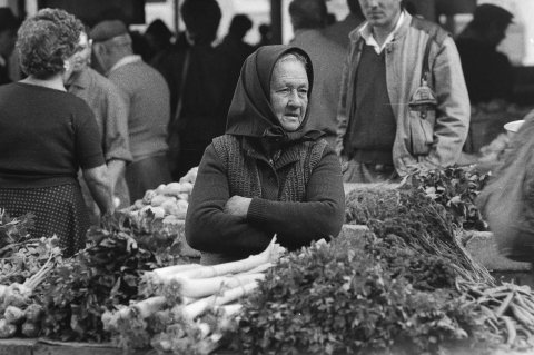 Vânzatoare de legume în Piața Matache
