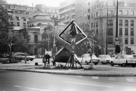 Monument - Piata Universitatii