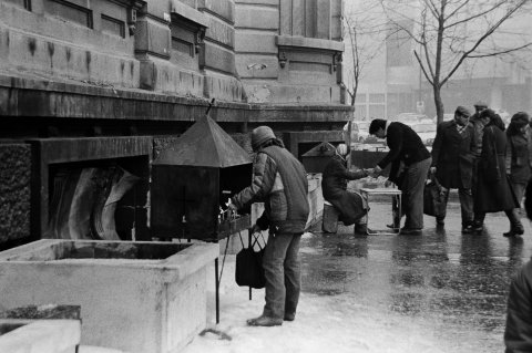 Oameni - Piata Universitatii