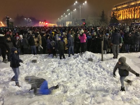 Copii jucându-se cu bulgări de zăpadă la protestul din 22 ianuarie 2017