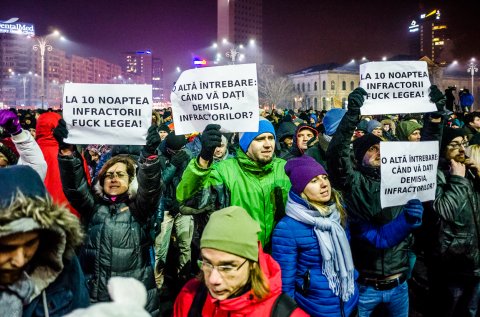 Martea Neagra - Protest impotriva OUG privind abuzul in serviciu - Piata Victoriei