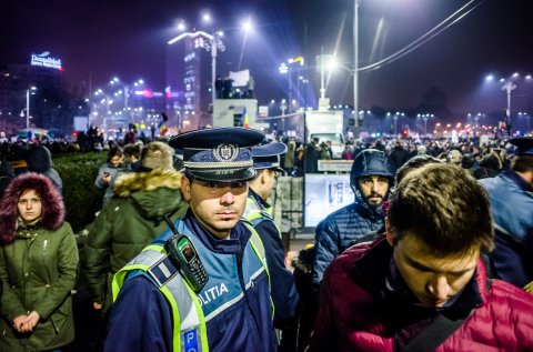 Politist - Protest anticoruptie - Piata Victoriei