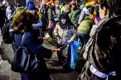 Doamna care ajuta la pastrarea curateniei in piata - Protest anticoruptie - Piata Victoriei