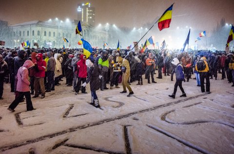 Graffiti in zapada - Protest anticoruptie - Piata Victoriei