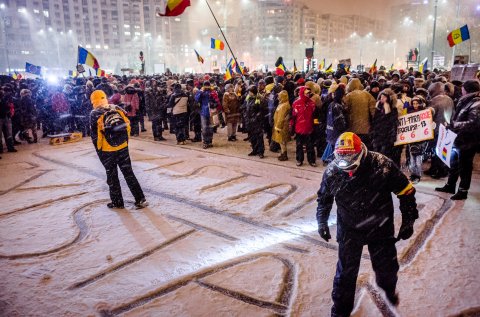 Graffiti in zapada - Protest anticoruptie - Piata Victoriei