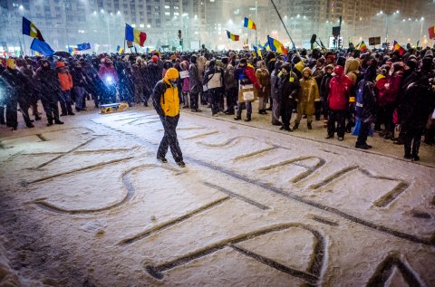 Graffiti in zapada - Protest anticoruptie - Piata Victoriei