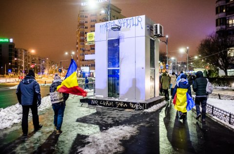 Spre metrou - Protest anticoruptie - Piata Victoriei