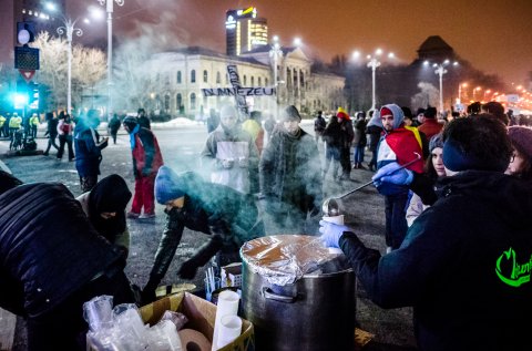 Ceai cald - Protest anticoruptie - Piata Victoriei