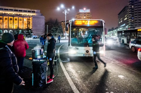 Voluntari oferind ceai cald soferului de autobuz - Protest anticoruptie - Piata Victoriei