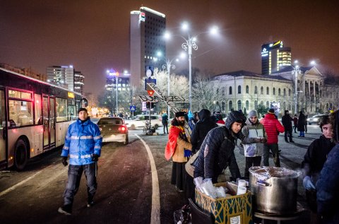 Voluntari oferind ceai cald - Protest anticoruptie - Piata Victoriei